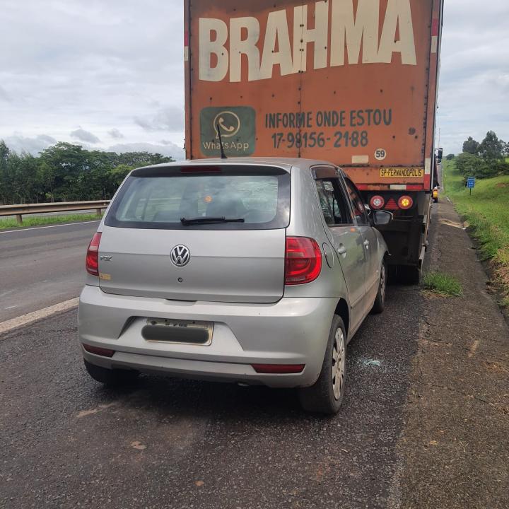 Foto 2 de 5 — Homem é socorrido após acidente entre carro e caminhão na região